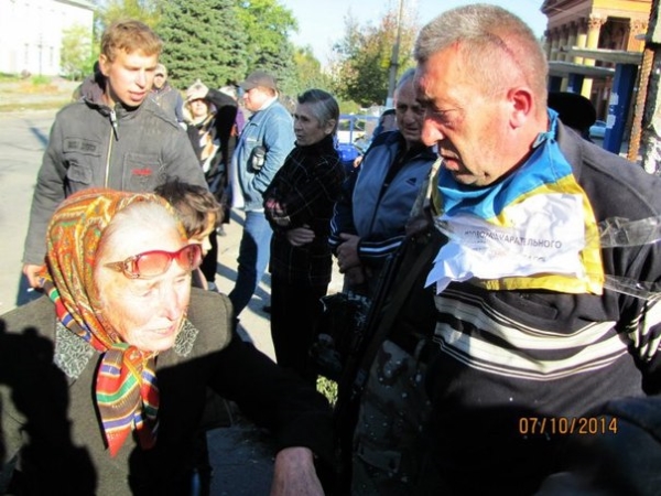Грудастая девушка подрочила член парню на природе