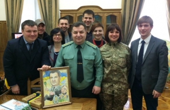 Полторак заманивает сосиской