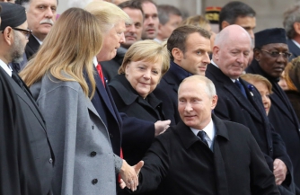 Путин похлопал Трампа по плечу