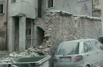 Италия разбирает завалы