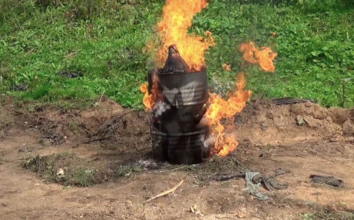 неосторожное обращение с огнем. зоны горения на пожаре. не сжигай возможности ради временного комфорта. возможность сгореть. горячее предложение фото.