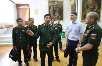 Военная делегация из Вьетнама изучает