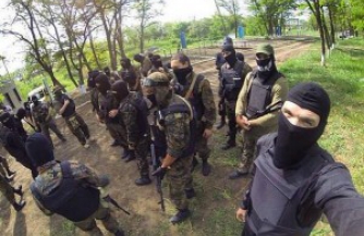 Бандиты из "Азова" избавляют от украинского патриотизма